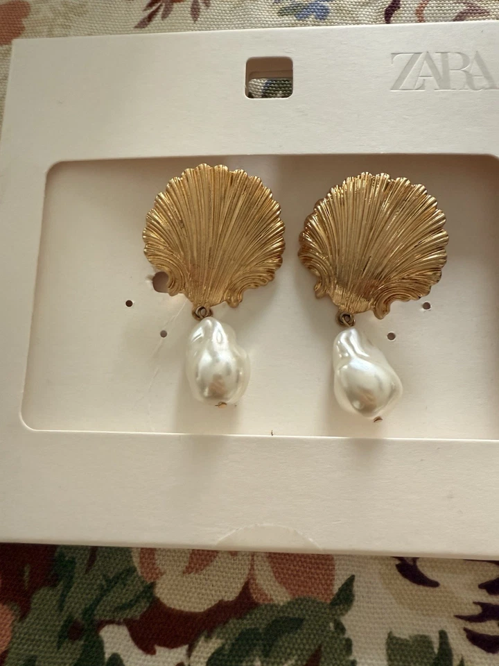 Pendientes colgantes ZARA mujer imitación perlas y concha marina con textura dorada playa costera Foto 3 de 4