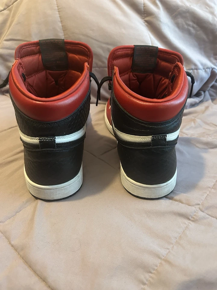 Mujer Talla 12 - Nike Air Jordan 1 Retro OG Alto Satinado Rojo Negro Foto 4 de 4