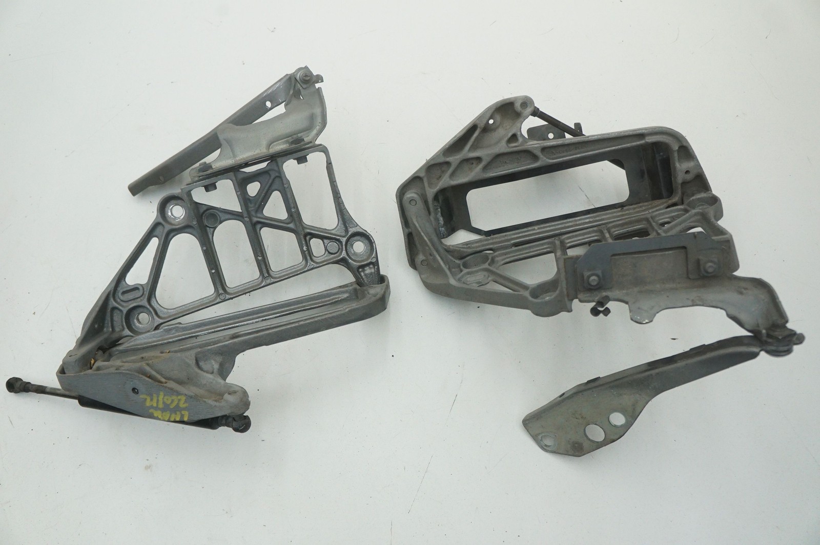 Set Front Left Right Hood Hinge Bracket 6G33-16799-AD Aston Martin V8 Vantage 08
