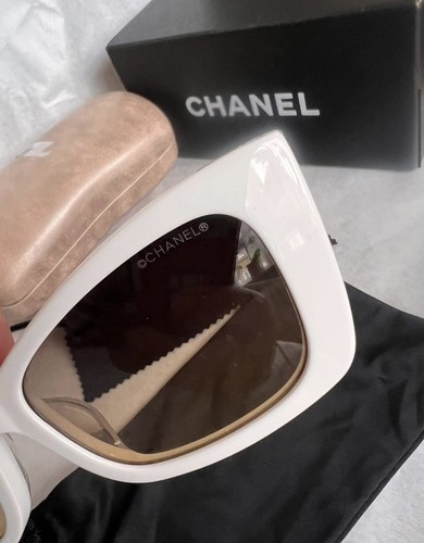 Occhiali da sole donna Chanel bianco e nero - Foto 14 di 15