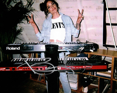 GFA Post Malone's Keyboarder Bonnie Mcintosh Signiert 8x10 Foto Beweis B2 COA