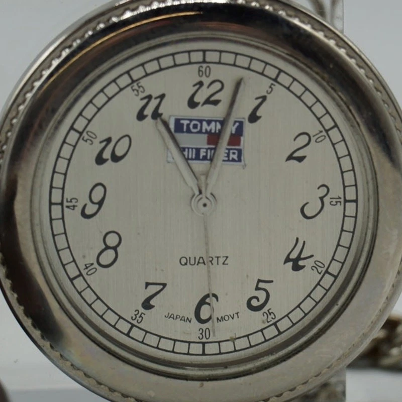 Reloj Bolsillo Tommy Hilfiger Cuarzo Tono Plateado Con Estuche Foto 3 de 4