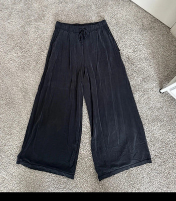 lululemon Black Wide-Leg Capri Pants Drawstring Elastic Waist Regular Size 2