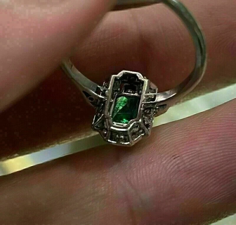 Anillo de compromiso para mujer de oro blanco de 14 quilates de esmeralda verde creado en laboratorio de 2,70 quilates FN Foto 3 de 4