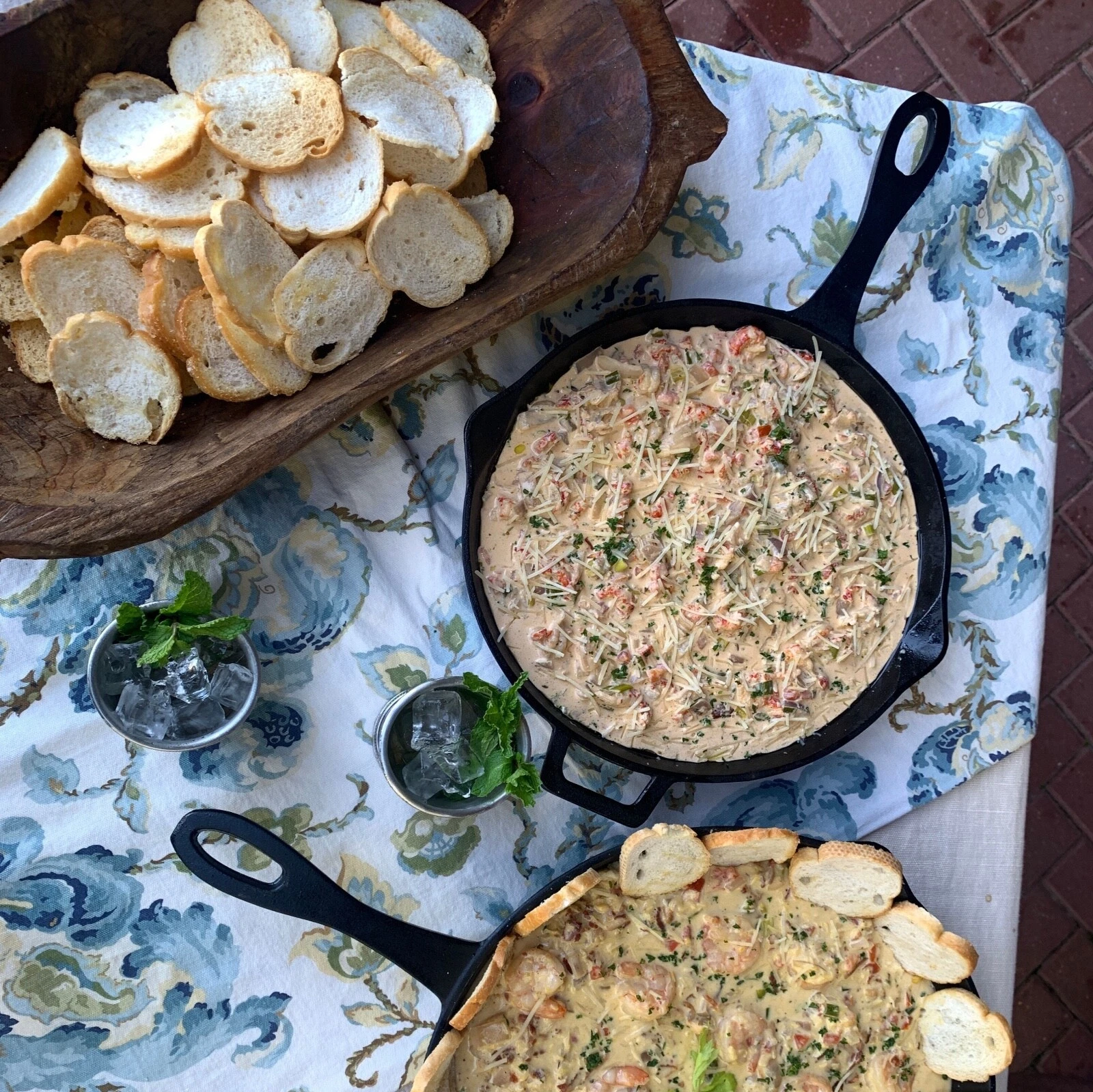 Bayou Classic Cast Iron Skillet - Thumbnail 5