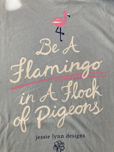 Maglietta da donna Jessie Lynn Designs 'Be a Flamingo in a Flock of Pigeons' NUOVA - Foto 6 di 6