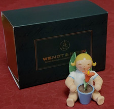 85 Jahre Wendt und K&uuml;hn Jubil&auml;um - Blonder  Engel mit Blume -  sitzend