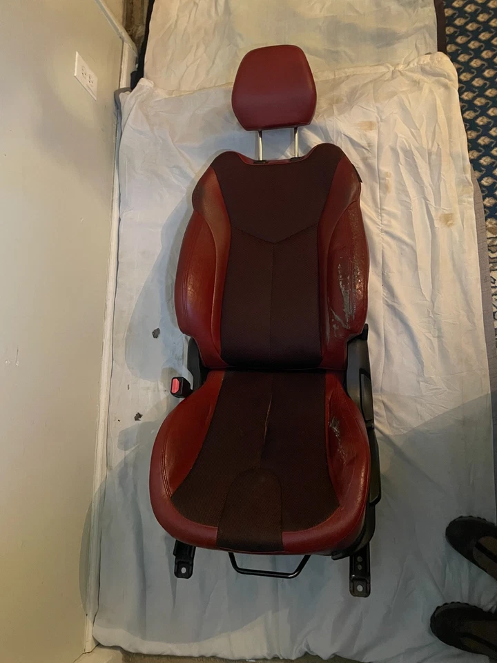 Hyundai Veloster 2013-2015 par delantero de asientos de cuero negro y rojo Foto 2 de 4