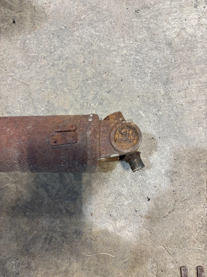 1967 1972 CHEVROLET GMC K20 4WD REG CAB LONG BED 1/2 TON REAR DRIVESHAFT SHAFT - Image 2 of 4