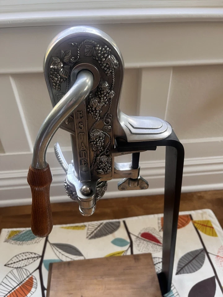 Abridor de Vinos Rogar Estate en Cromo con Diseño de Uva y Base de Madera Foto 3 de 4