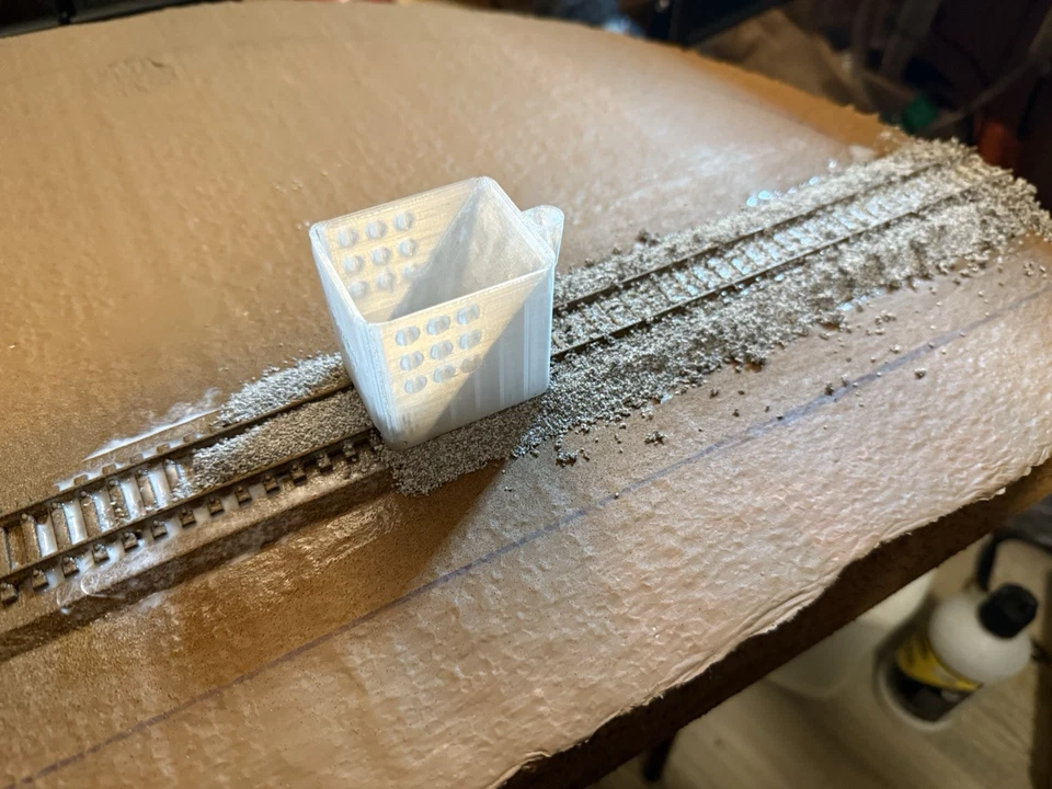 Lastre de grava a escala 1:87 Ho se adapta perfectamente sobre pistas Foto 3 de 4