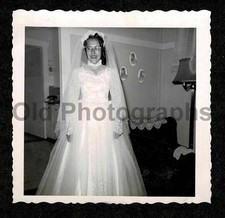BRIDE BEAUTIFUL WEDDING DRESS VEIL LIVING ROOM OLD/VINTAGE PHOTO- G624