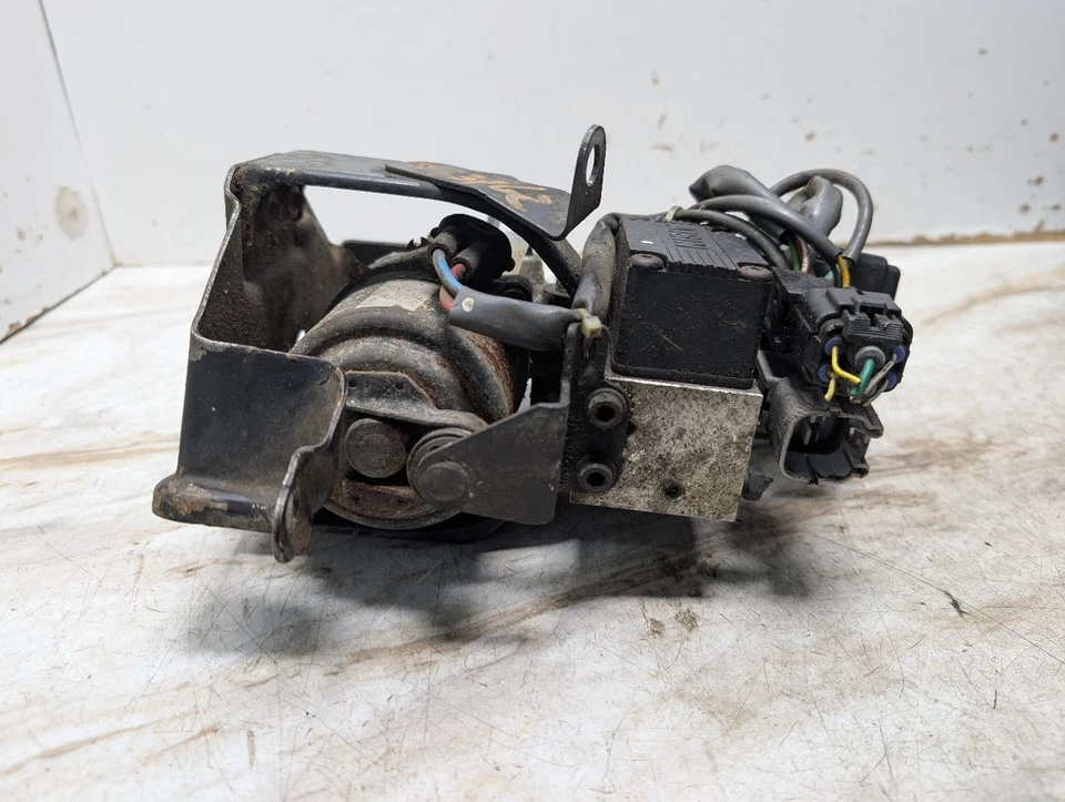 Used ABS Pump and Motor Assembly fits: 2002 Toyota Prius Actuator and Pump Assem Foto 4 de 4