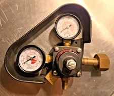 CORNELIUS Primary CO2 Regulator W/ Gauge Protector PSI 0 - 1800 / PSI 0 - 160