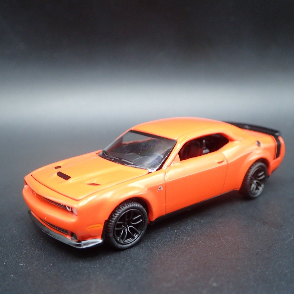 ホットウィール DODGE CHALLENGER R/T SCAT PACK 2011-2023 DODGE CHALLENGER RT SCAT PACK 1/64 SCALE DIORAMA