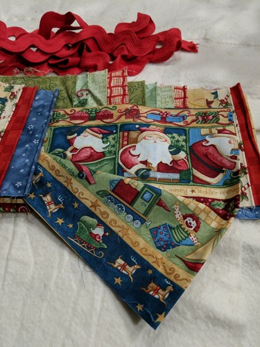 QUILTING FABRIC CHRISTMAS 18 QUARTER YARDS BUNDLE, PANEL & RICKRACK - Picture 4 of 7