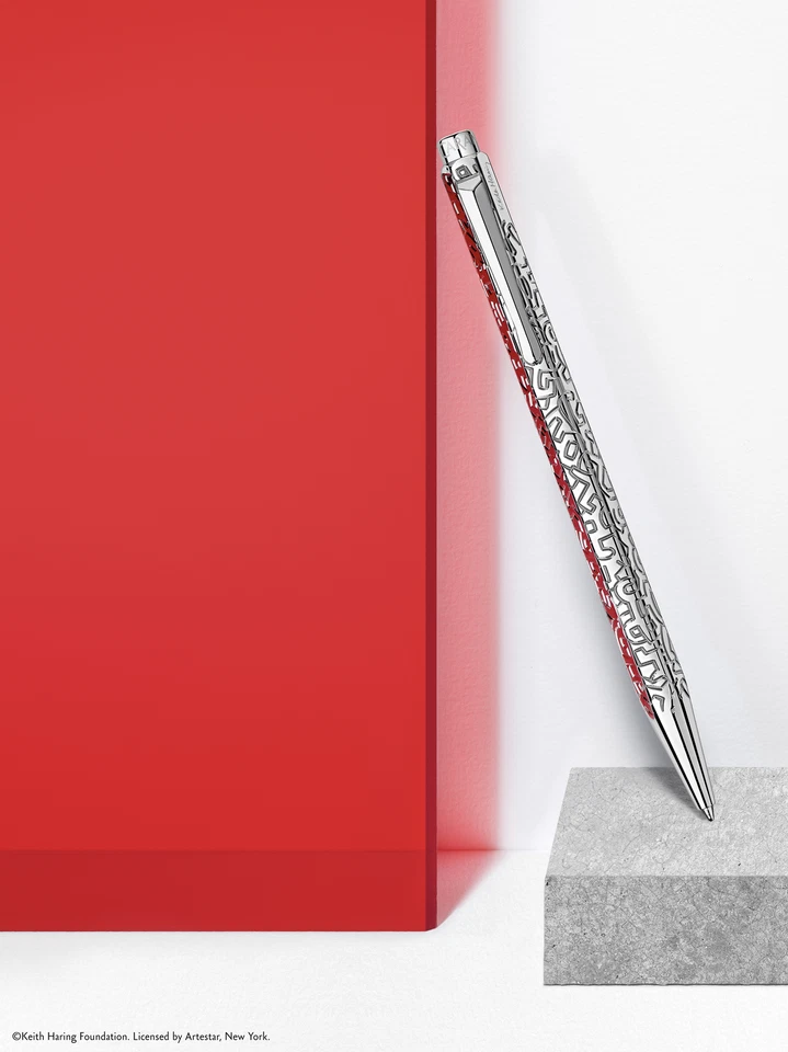 Juego de bolígrafo y estuche de cuero Caran d'Ache Ecridor Keith Haring Navidad 2023 Foto 3 de 4