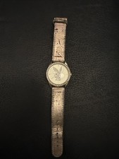 Damenarmbanduhr aus der Playboy-Kollektion mit Strasssteinen