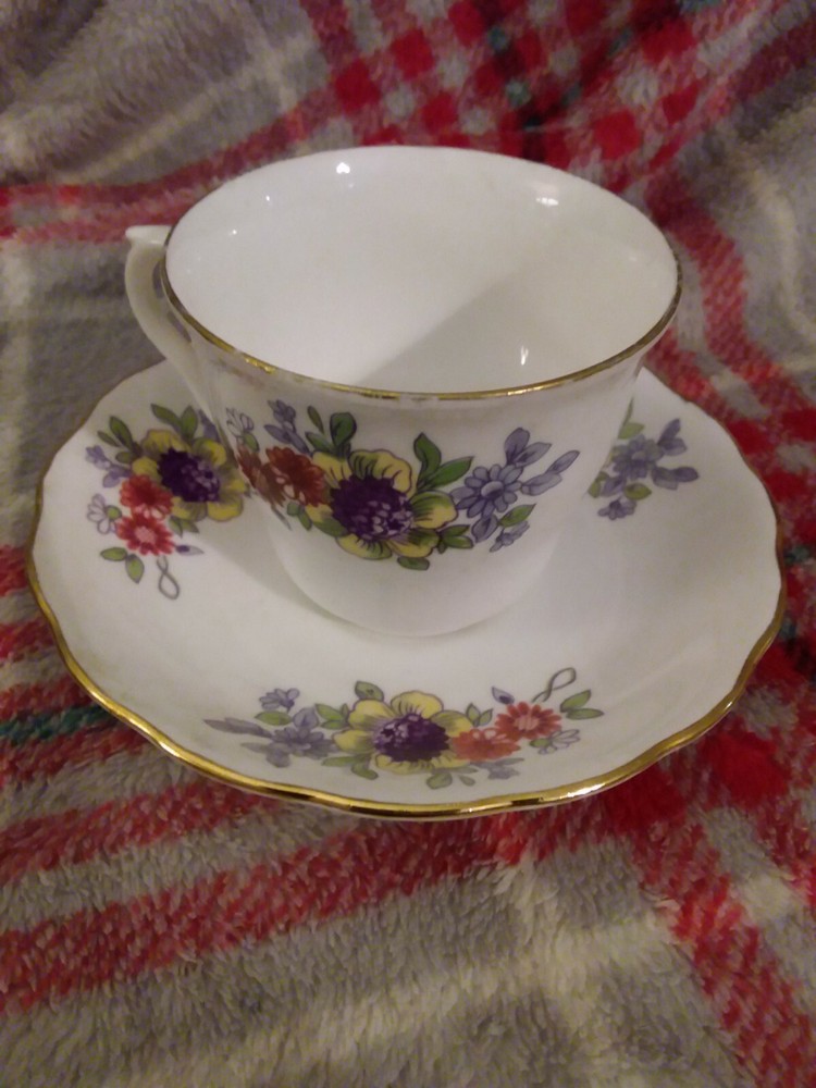 royal vale bone china tea cup and saucer Bx11