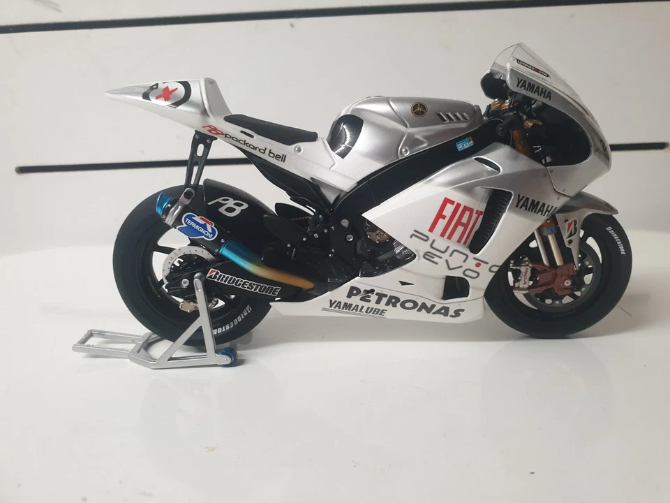 1/12 Minichamps 2009 Jorge Lorenzo Yamaha Estoril SIGNED with COA - Image 2 of 4