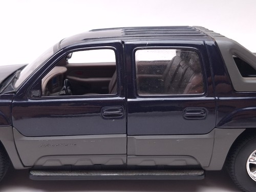 Welly 2001 Chevrolet Avalanche Pickup Truck 1:18 Diecast Scale - Picture 4 of 19