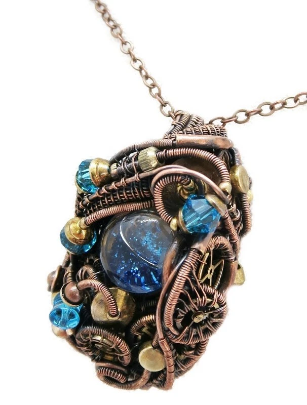 Colgante sensorial líquido Steampunk azul brillo: collar envuelto en alambre de bronce Foto 3 de 4