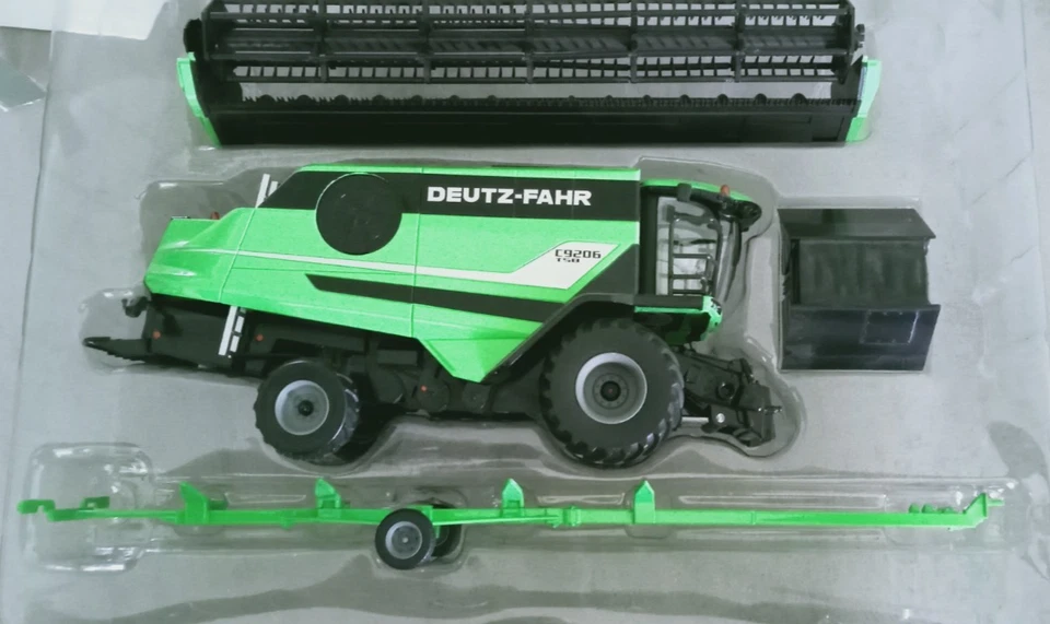 Universal Hobbies 1:32 - Mietitrebbia, Combine - Deutz-Fahr C 9206 TS - Immagine 2 di 4