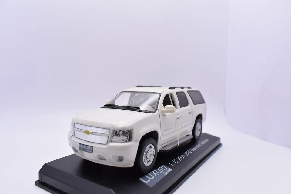 Modellino auto scala 1:43 Chevrolet suburban bianco diecast modellismo statico - Immagine 3 di 4