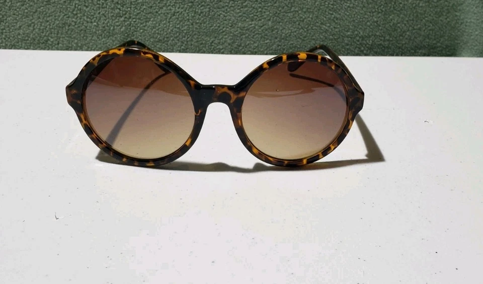 Gafas de sol BETSEY JOHNSON clásicas redondas carey con logotipo dorado brazos Foto 3 de 4