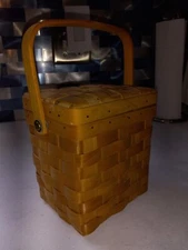 VINTAGE! CUTE LIDDED w/2 HINGES BASKET. This woven basket measures 6hx6wx4d.