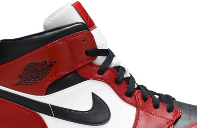 SIZE 8.5 - Nike Air Jordan 1 Mid Chicago Black Toe 554724  display picture 3