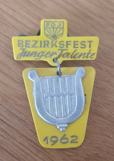 DDR Anstecker/ Abzeichen Bezirksfest Junger Talente 1962 Plastikabzeichen gelb