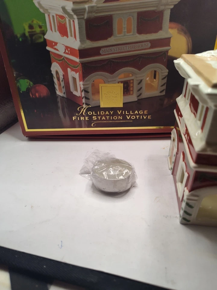 Coleção vila de férias Lenox estação de bombeiros votiva de cerâmica casa de Natal - Imagem 3 de 4