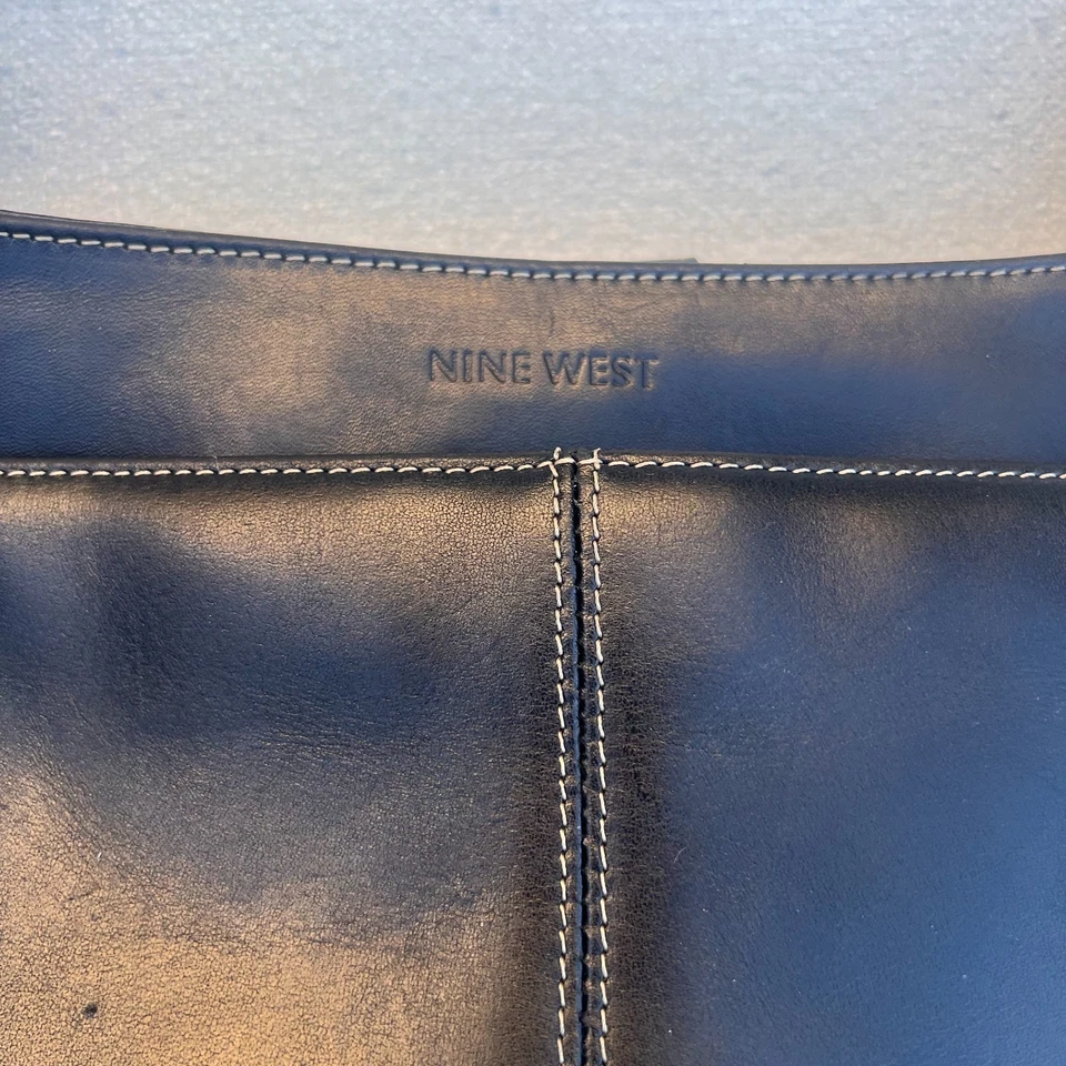 Bolso de hombro de cuero Nine West - negro estilo baguette Y2K, juntas tóricas plateadas Foto 2 de 4