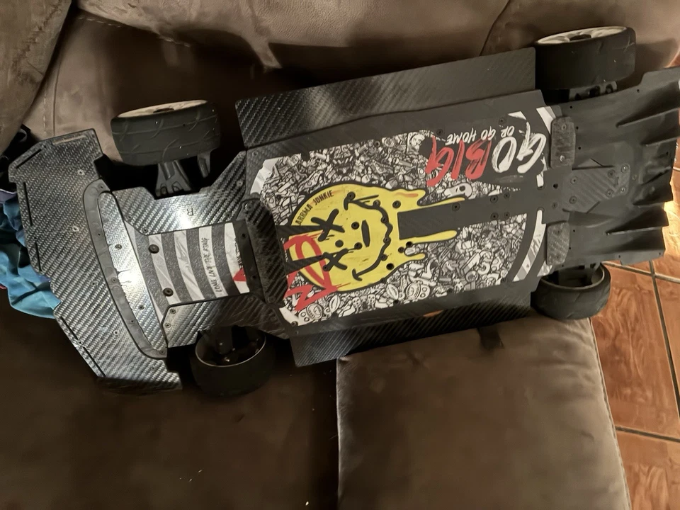 Infracción Arrma de fibra de carbono Foto 2 de 3