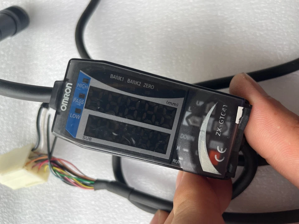 OMRON ZX-GTC41 MEASUREMENT SENSOR PNP OUTPUT TYPE 1.5 MS 4-20 MA OUTPUT USED - Image 2 of 4