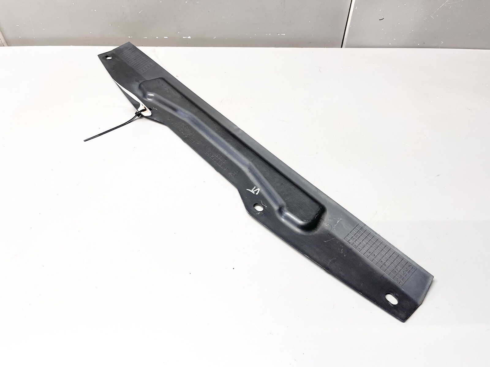 ⭐️2014 - 2016 MASERATI QUATTROPORTE FRONT RADIATOR AIR DUCT SHIELD OEM 670009288