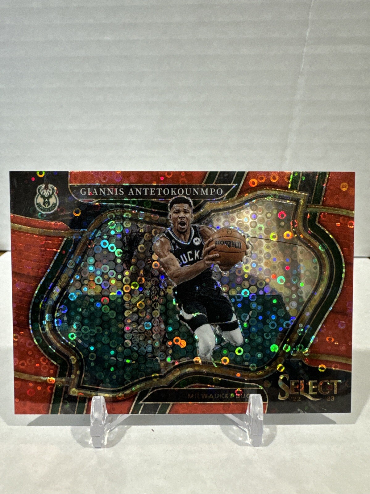 Giannis Antetokounmpo 2022-23 Panini Select Courtside Red Disco Prizms /49 Bucks
