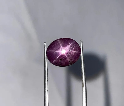 Natürlicher Sternrubin 6 x 8 mm, erstklassige Qualität, 6-strahlig, perfekt oval