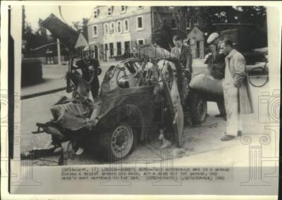 1940 Press Photo men look over what's left of a car after bombing raid, London