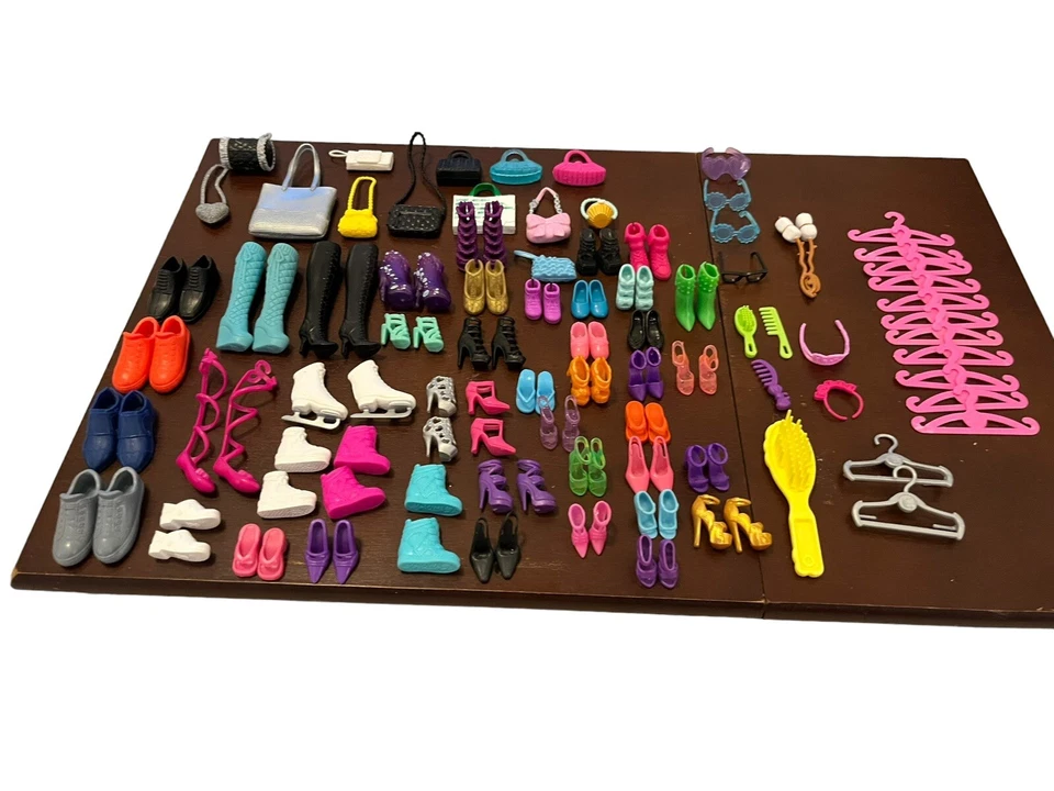 Lote Mattel de Roupas Barbie, Sapatos Barbie e Ken, Bolsas Cabides Pincel Tiaras Etc - Imagem 3 de 4