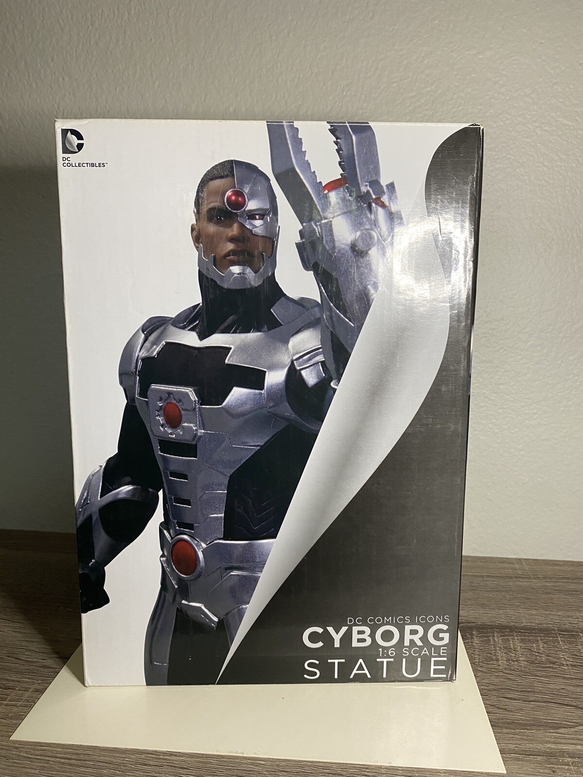 DC Comics Icons Cyborg Statue Limited #324/5200