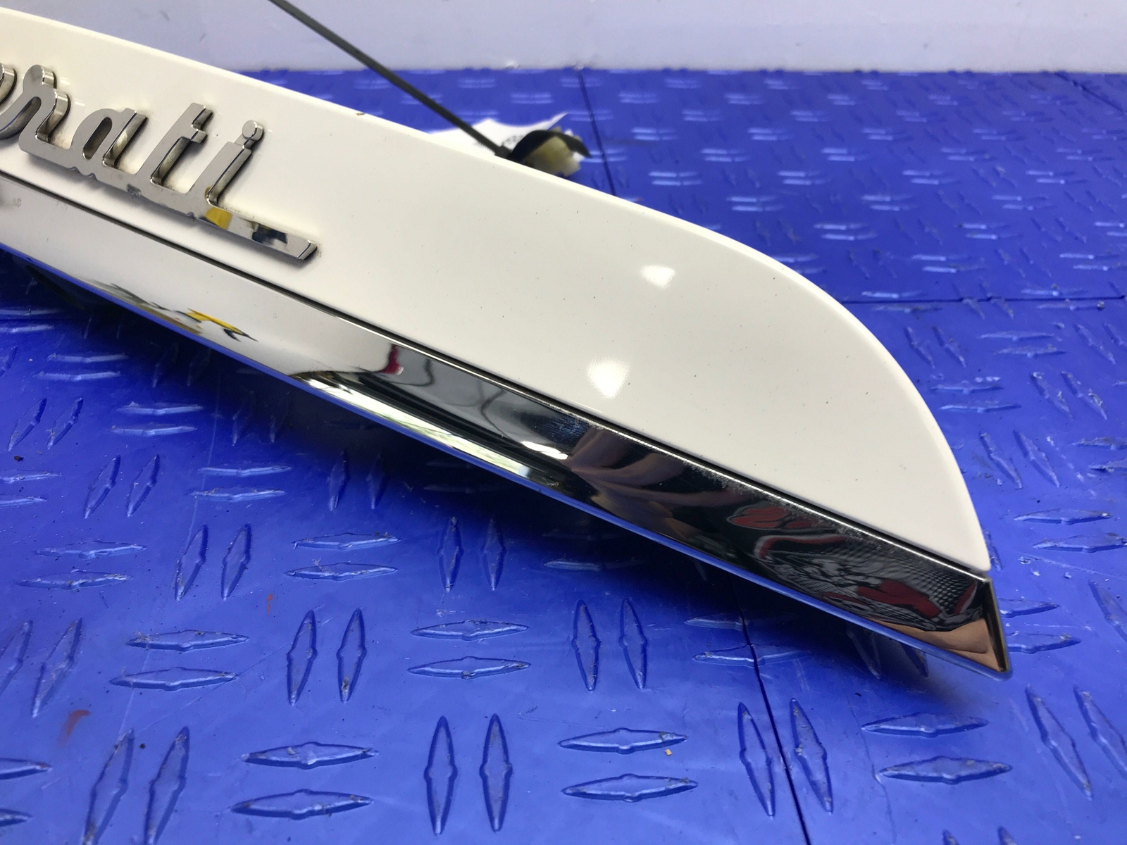 2014 - 2016 MASERATI GHIBLI M157 TRUNK LID MOLDING LICENSE LIGHT LAMP 670017272