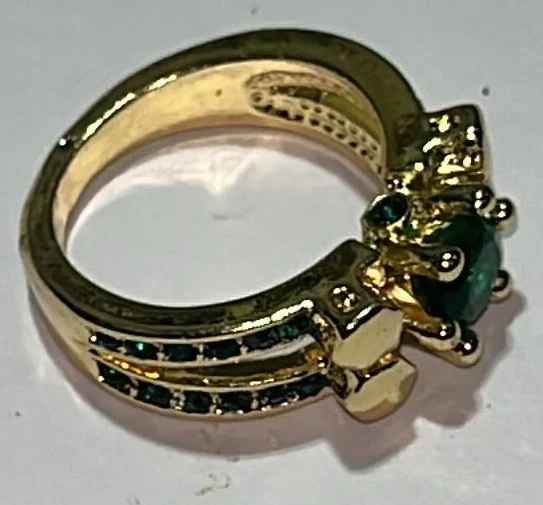 Anel de coquetel tamanho 6 verde esmeralda criado em laboratório acabamento dourado haste dividida - Imagem 4 de 4
