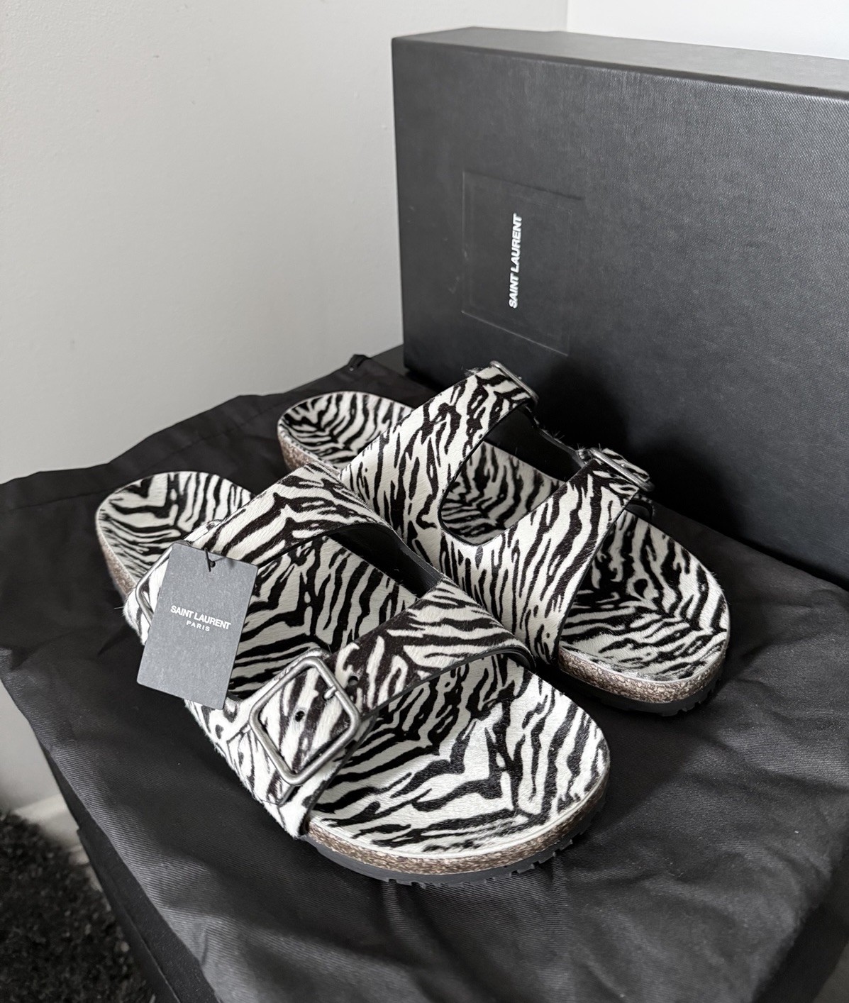Sandali bassi Saint Laurent Birkenstock prezzo consigliato £ 825 UK 8 5 EU 42 5 zebra pony ziger