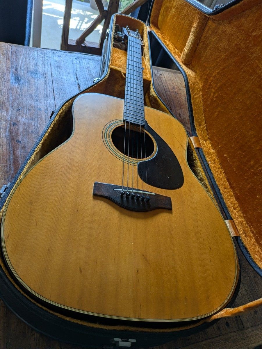 YAMAHA FG-180 Acoustic Guitar with Original Rocket Case