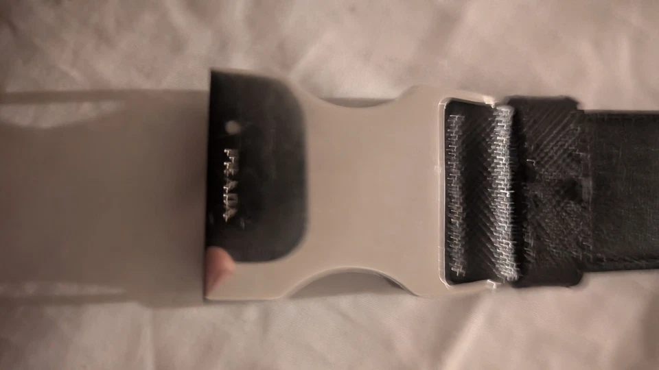 Cinturón de cuero con hebilla de montaña rusa PRADA en negro Foto 2 de 4