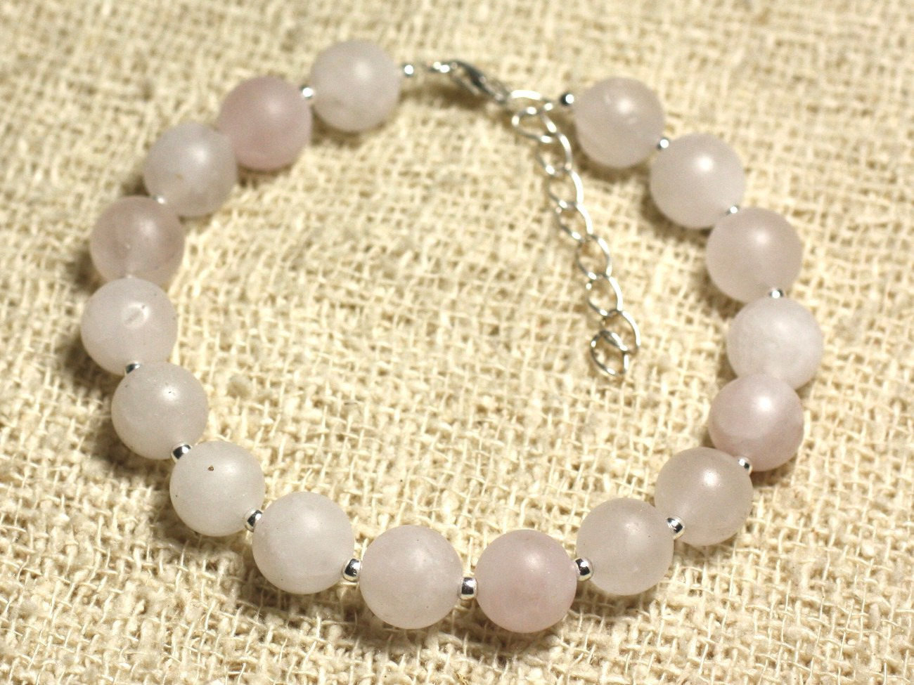 Bracelet en argent 925 et quartz rose mat 8mm, un bijou d'exception fait main