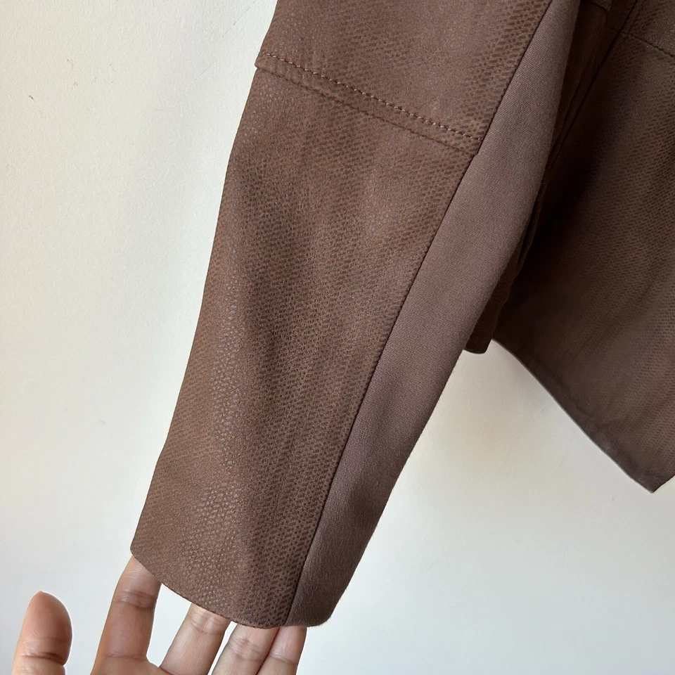 Jaqueta de couro estampada tonal frontal aberta G.I.L.I tamanho 8 bolsos marrom chocolate - Imagem 2 de 4