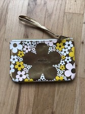 MARC JACOBS  Women DAISY WRISTLET/Cosmetic Pouch White, Yellow On Gold